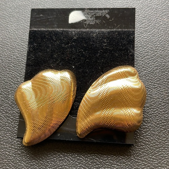 Gold toned shell  Earring - Picture 2 of 3